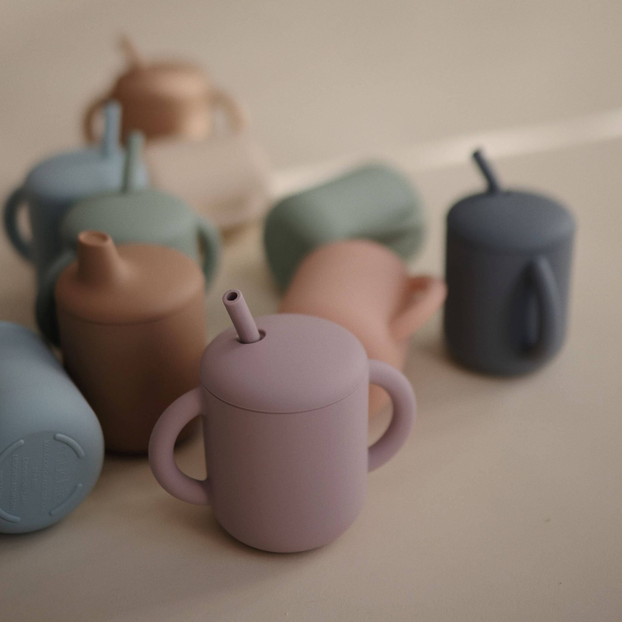 Mushie szilikon szívószálas itatópohár - világoskék színben is - pippadu