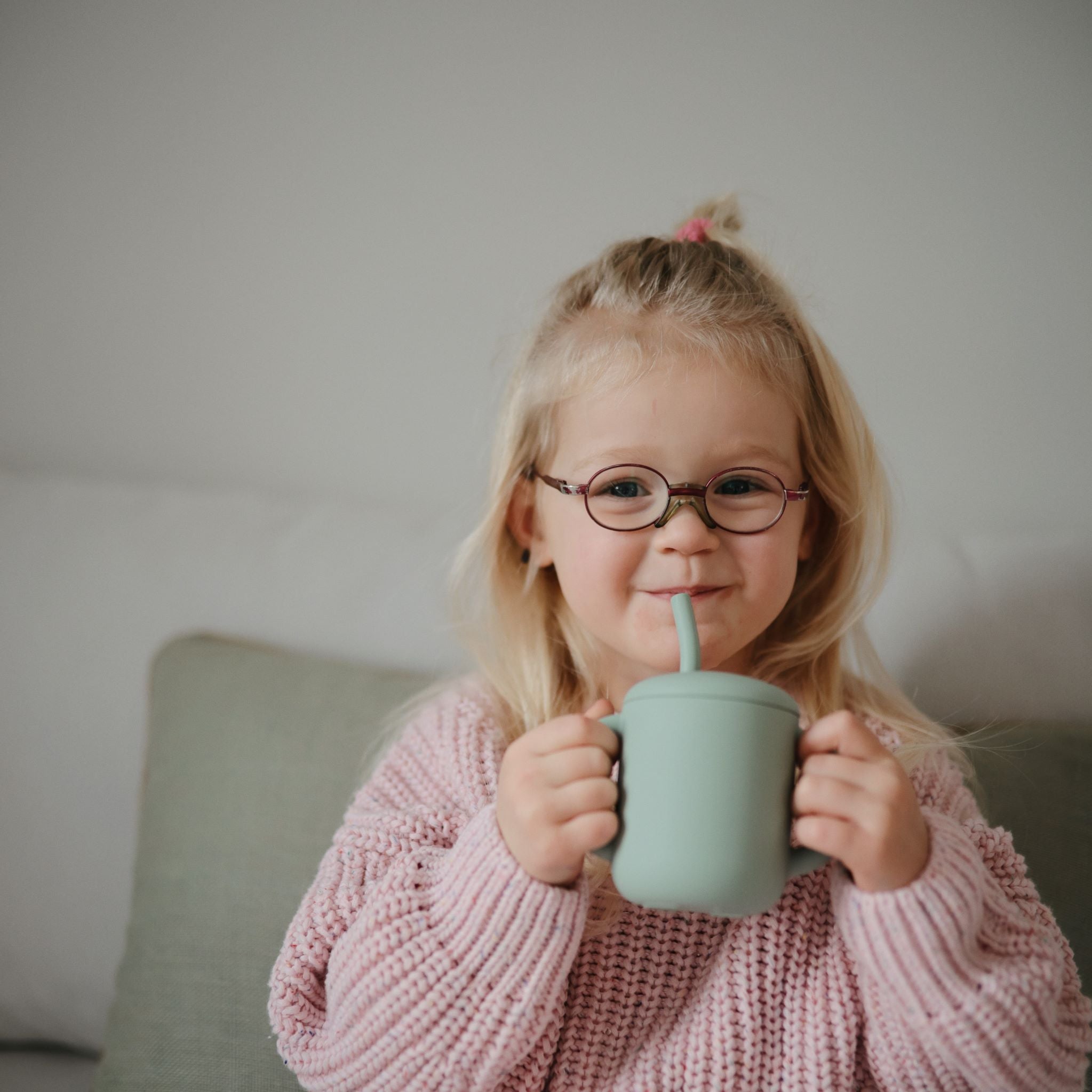 Mushie szilikon szívószálas itatópohár gyerekeknek - halvány türkiz szín - www.pippadu.hu