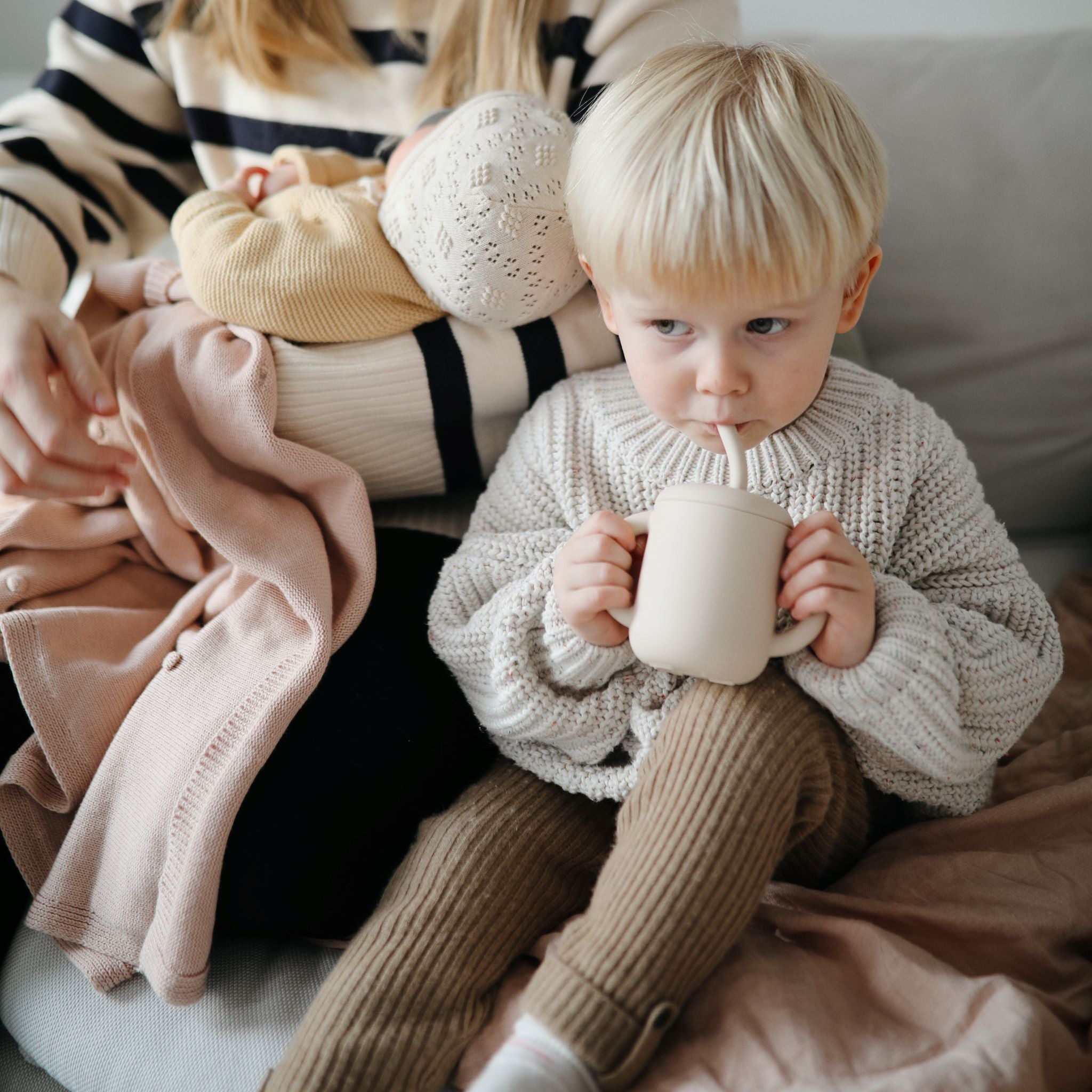 Mushie szilikon szívószálas itatópohár homok színben - www.pippadu.hu