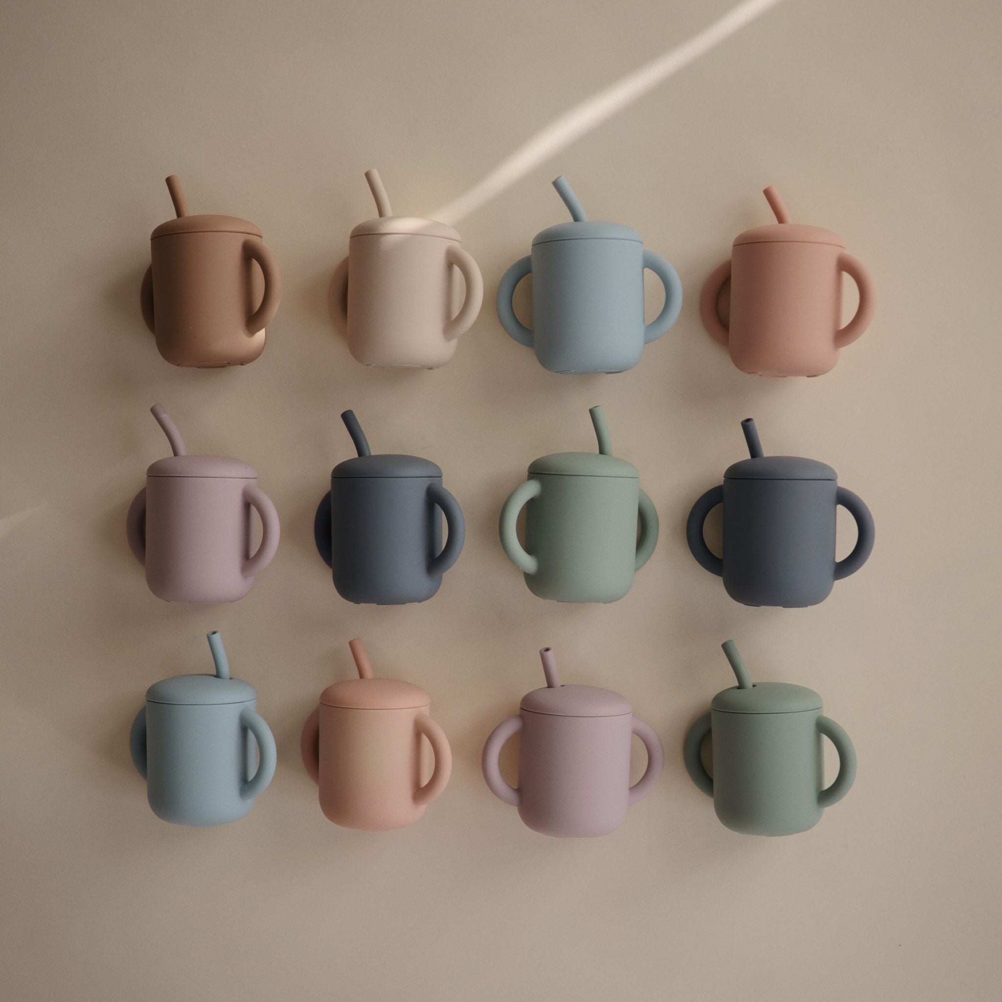 Mushie - szilikon szívószálas itatópohár gyerekeknek - www.pippadu