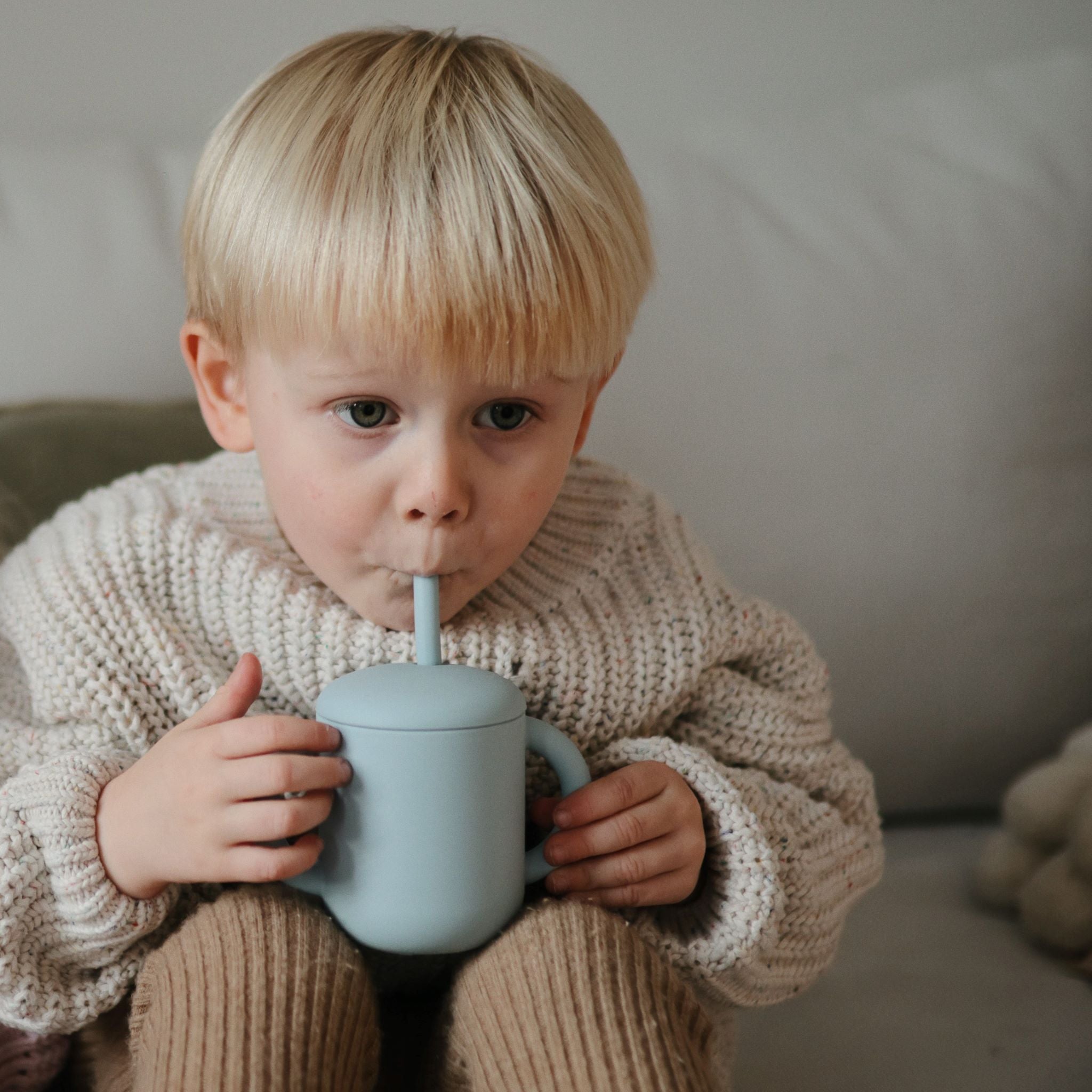 Mushie szilikon itatópohár szívószállal pasztell színekben gyerekeknek - halvány lila - pippadu