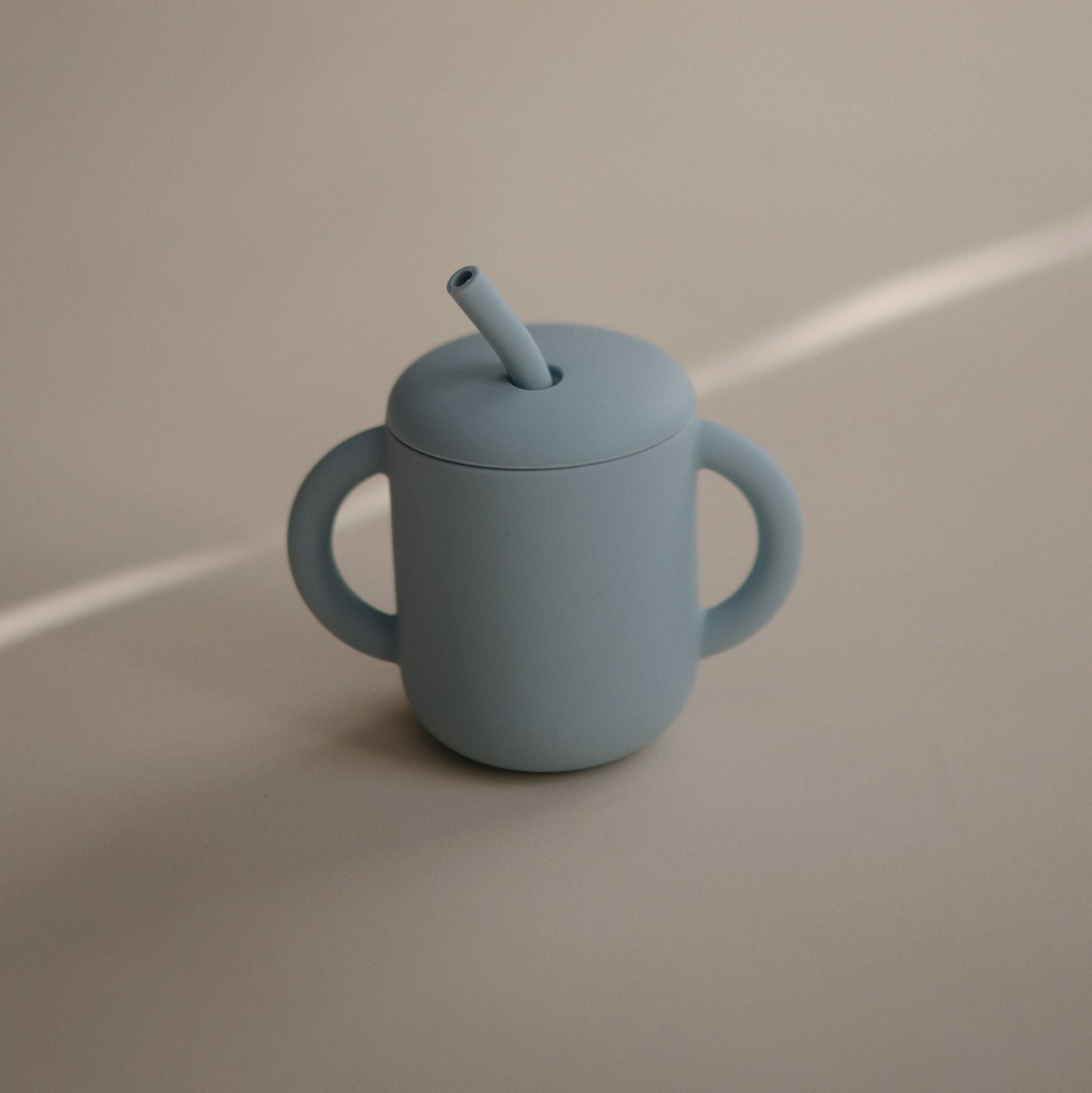 Szilikon szívószálas itatópohár világoskék színben az amerikai mushie márkától - pippadu