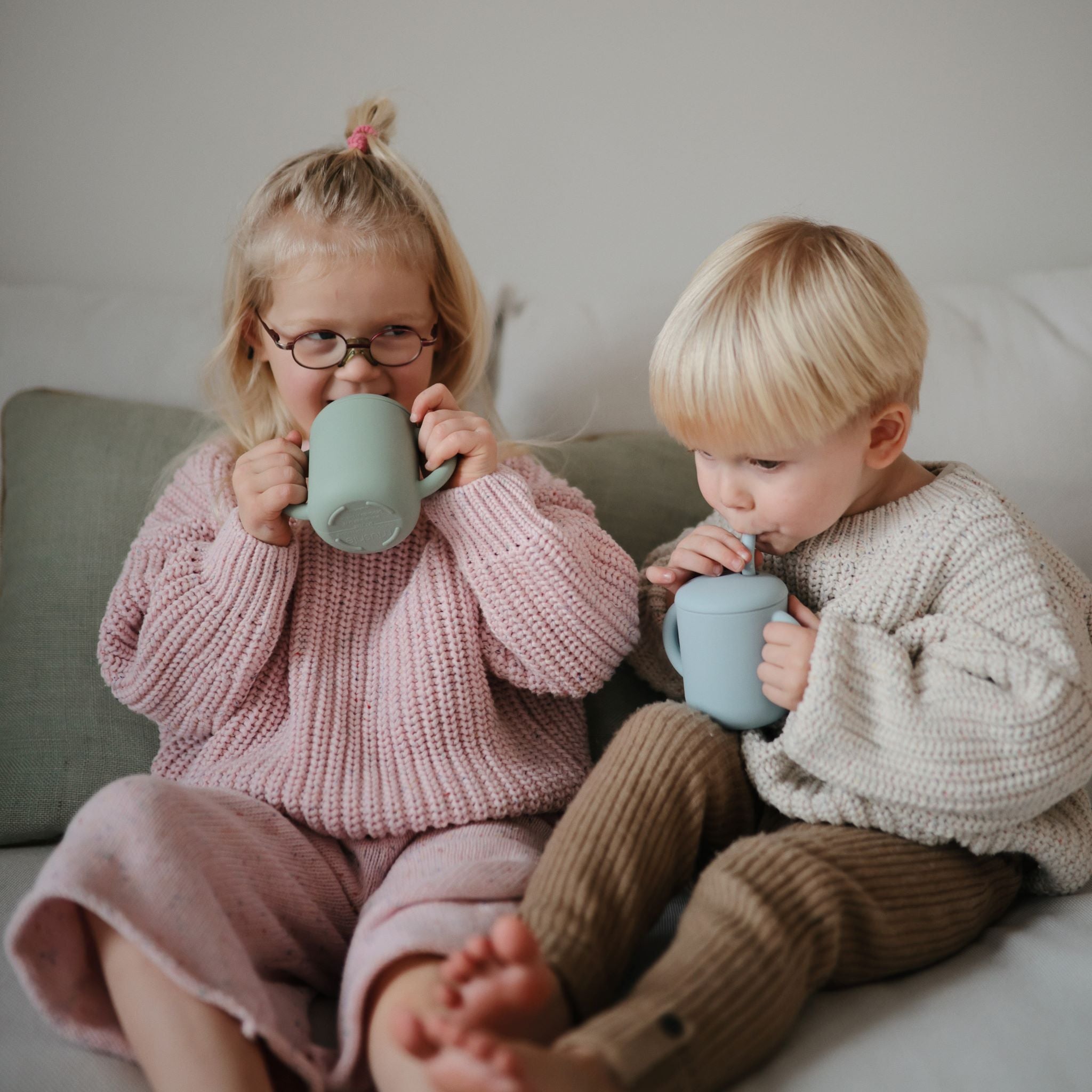 Szilikon szívószálas itatópohár pasztell színekben gyerekeknek - www.pippadu.hu - amerikai mushie márkától