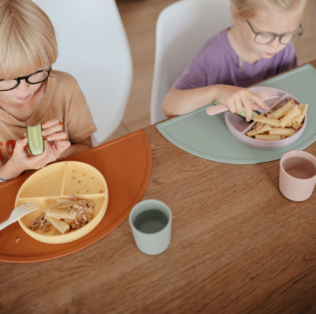 Csúszásmentes étkészlet gyerek - szilikon osztott tányér - nárcisz színben - pippadu