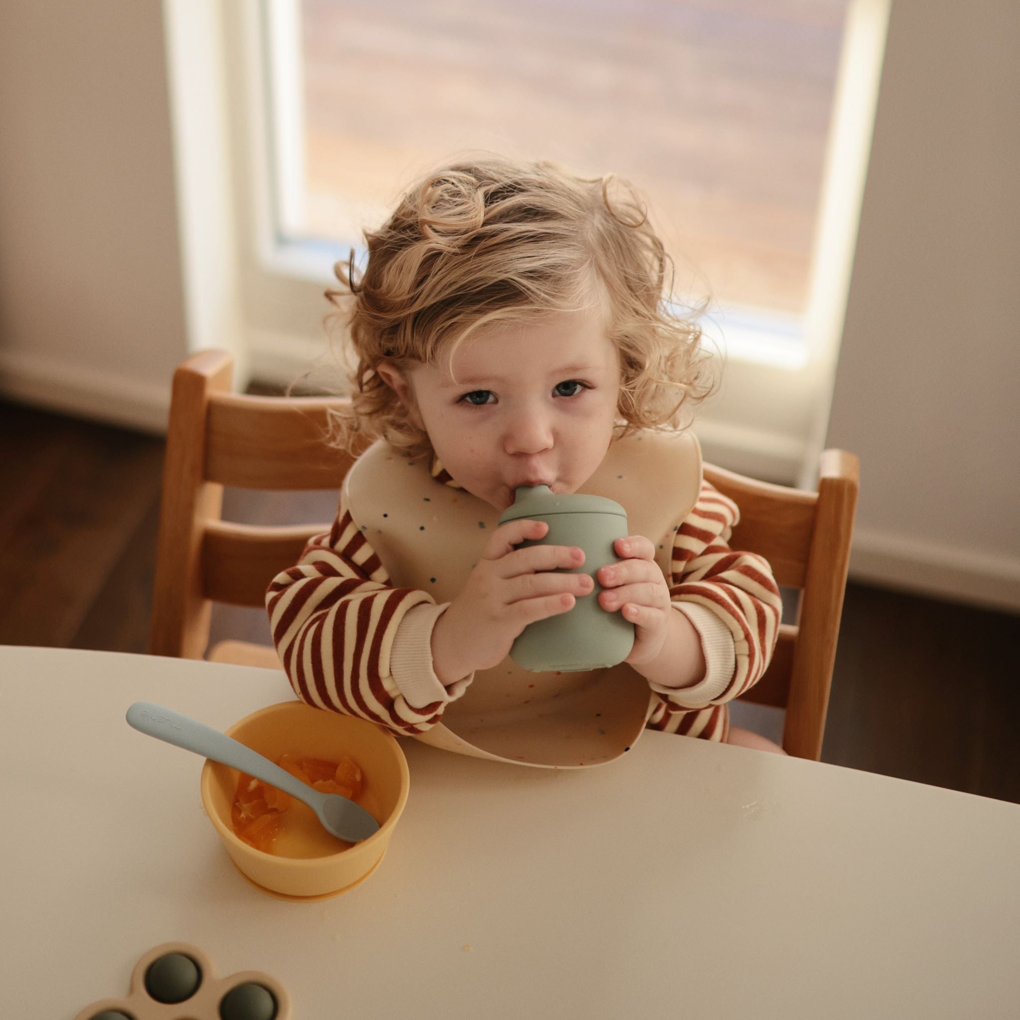 Szilikon itatópohár szellő színben - ivócsőrös pohár gyerekeknek - pippadu