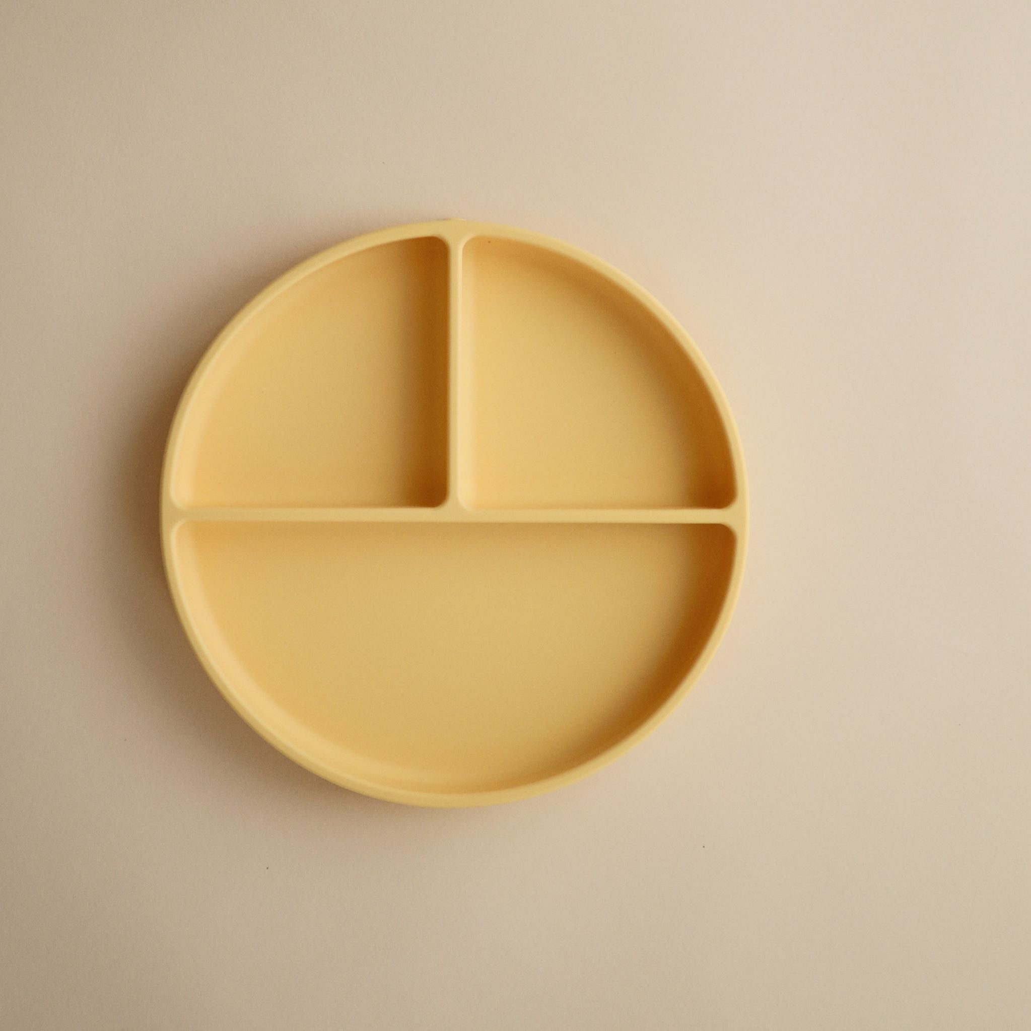 Szilikon osztott lapostányér - csúszásmentes étkészlet - nárcisz színben - pippadu