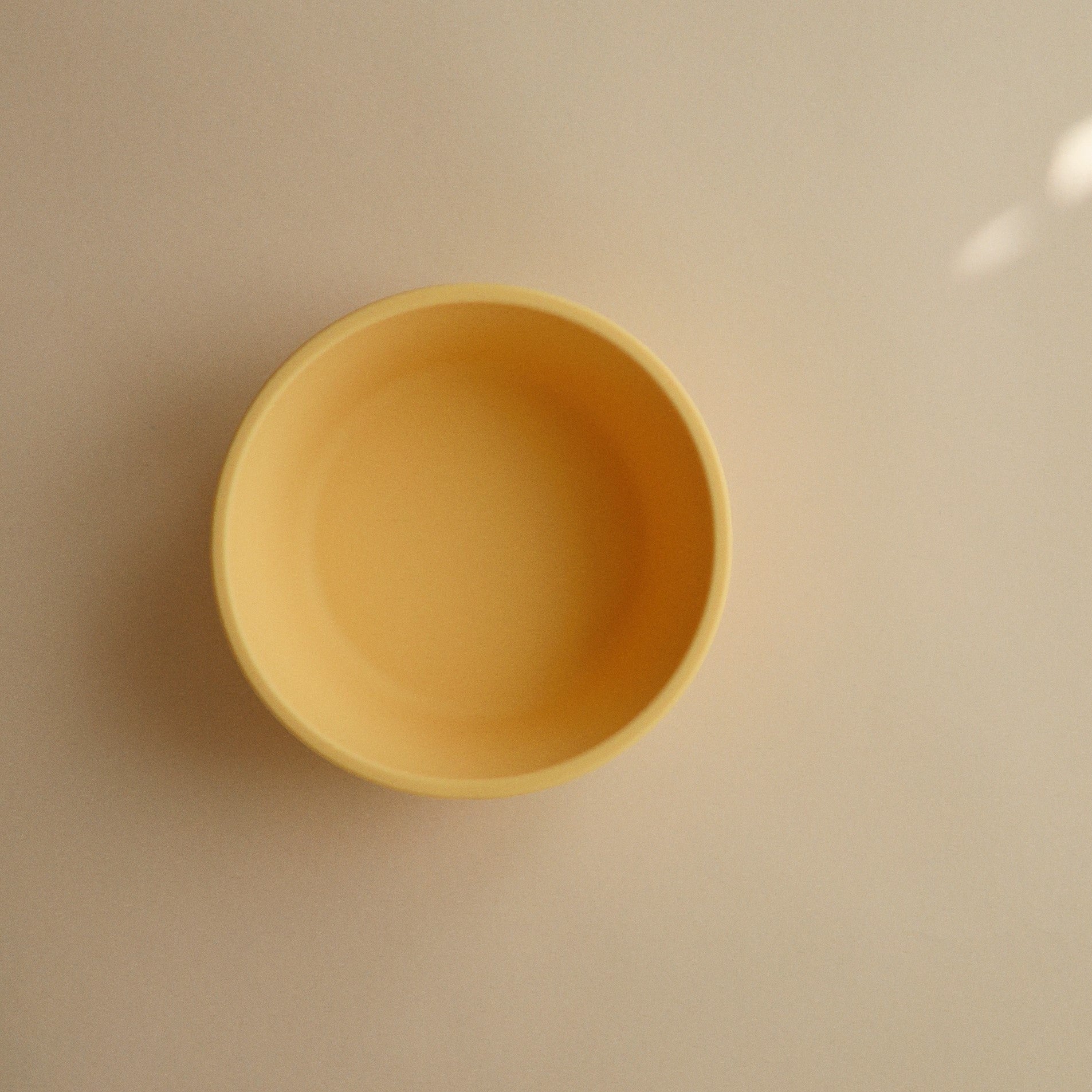 Csúszásmentes mélytányér - nárcisz színben - szilikon étkészlet - pippadu