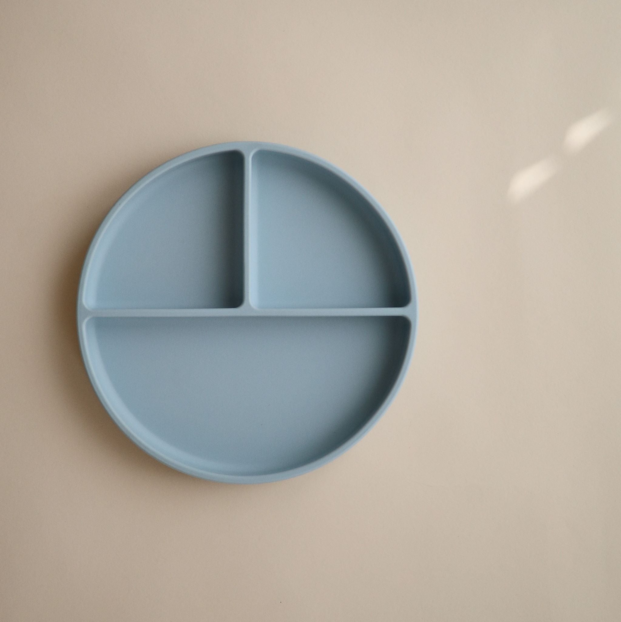 Szilikon lapostányér - mushie márka - gyerek étkészlet világoskék színben - pippadu