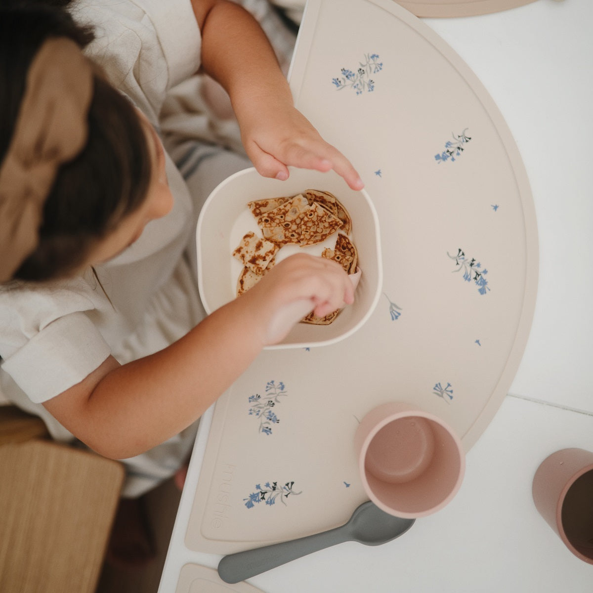 Szilikon tányéralátét - lila virágos - Pippadu