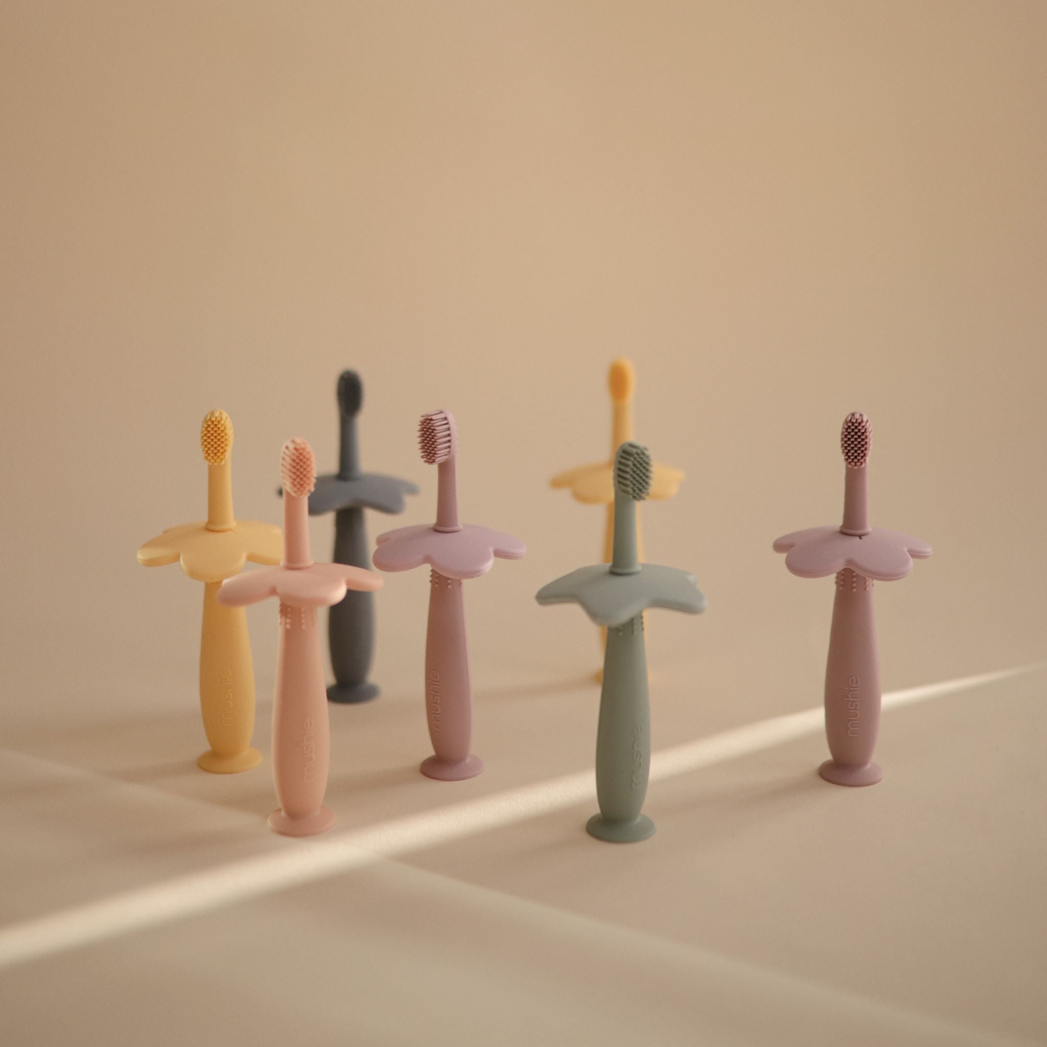 Halvány lila virágos biztonsági pajzzsal ellátott gyerek gyakorló fogkefe - pippadu