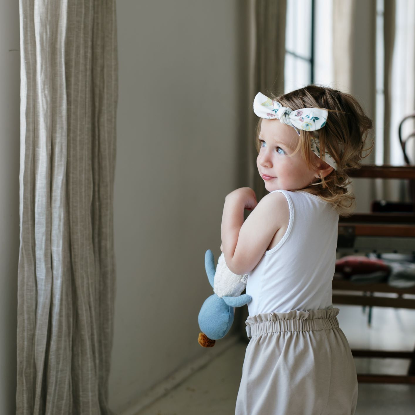 Fodros lányka nadrág hátulról - tejeskávé színben - pippadu