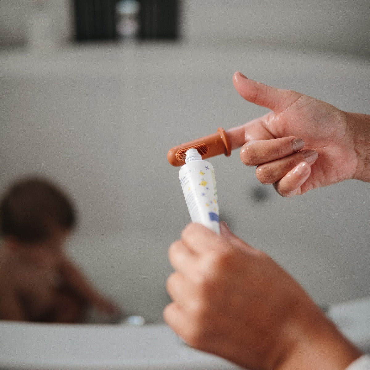 Ujjra húzható fogkefe - agyag és homok színben a pippadunál