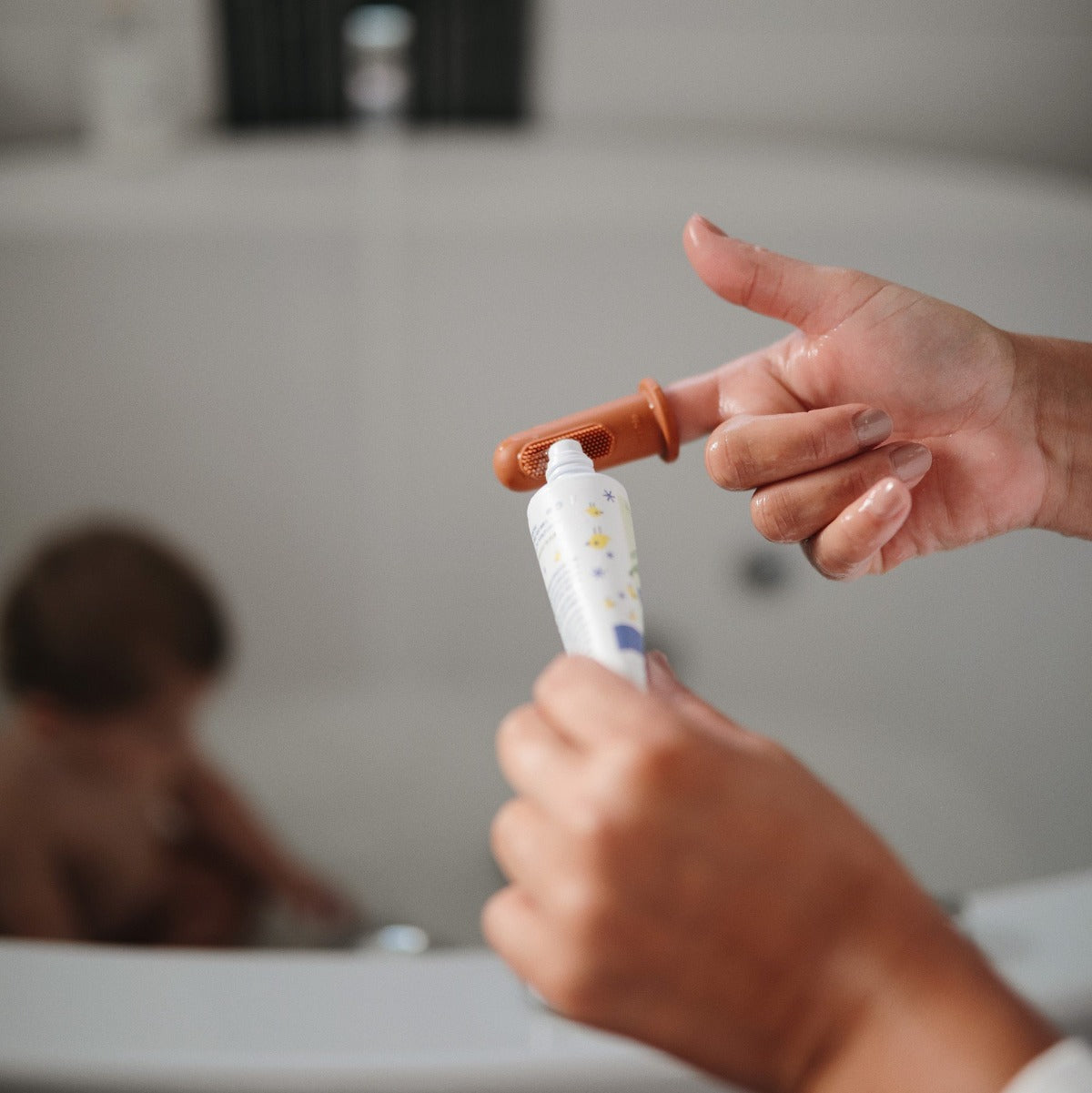 Ujjra húzható fogkefe szellő és szikla színben a pippadunál - élelmiszeripari szilikonból