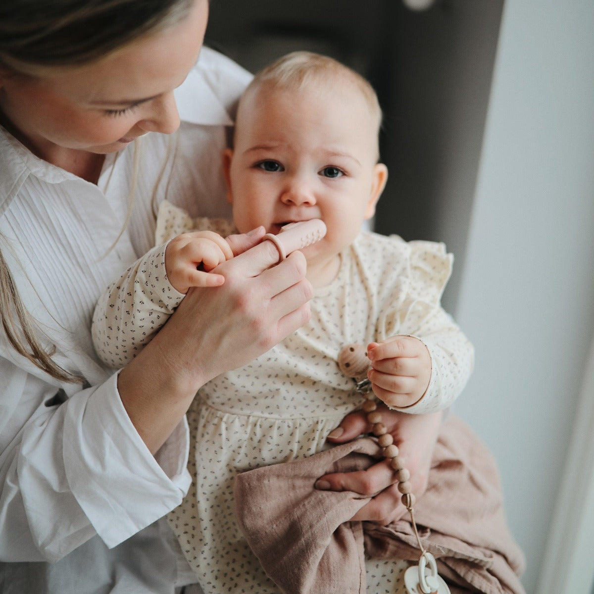 Élelmiszeripari szilikonból készült ujjra húzható fogkefe a pippadunál - agyag és homok színben - kettes csomagban