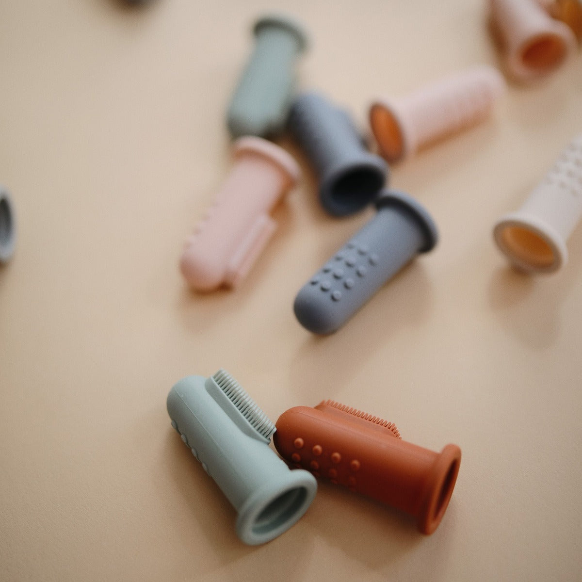 Ujjra húzható fogkefe - agyag és homok színben - pippadu - élelmiszeripari szilikonból