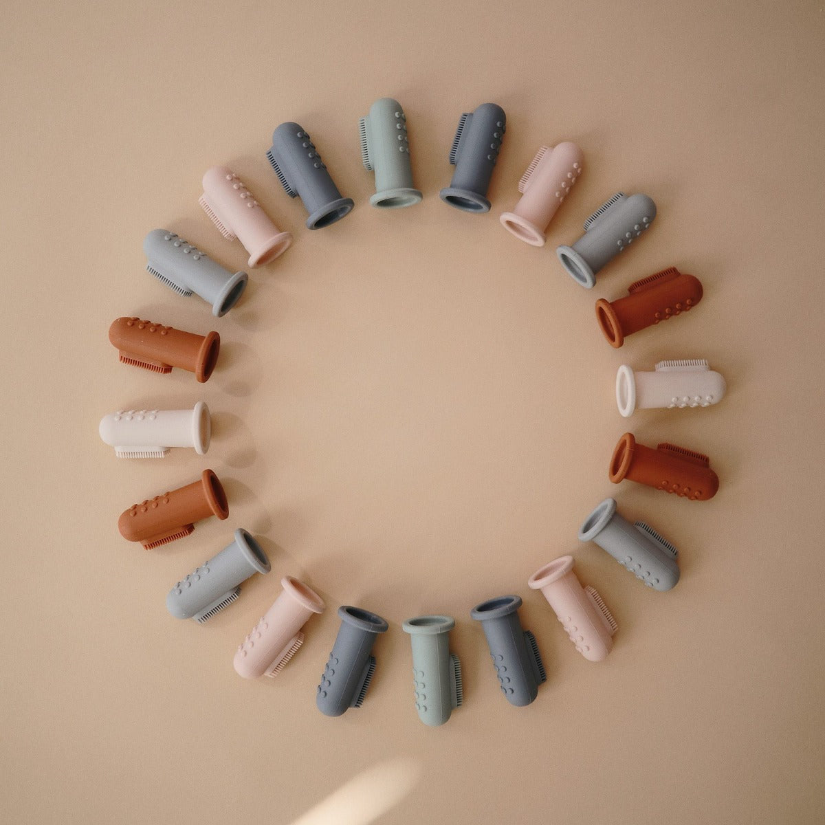 Ujjra húzható fogkefék a pippadunál! Igazi színkavalkád. Halvány türkiz és homok színben.