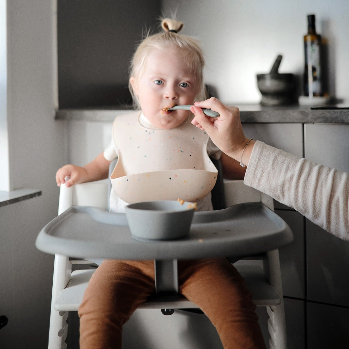 A kényelmes étkezésért! Az amerikai mushie márkától kedves mintával hajlékony szilikon előke - vanília konfetti a pippadunál!