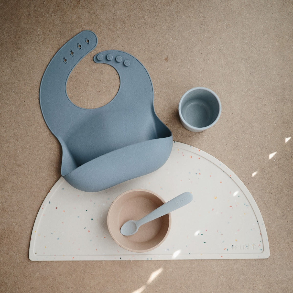 Szilikon tányéralátét - vanília konfetti színben - pippadu - az amerikai mushie márkától