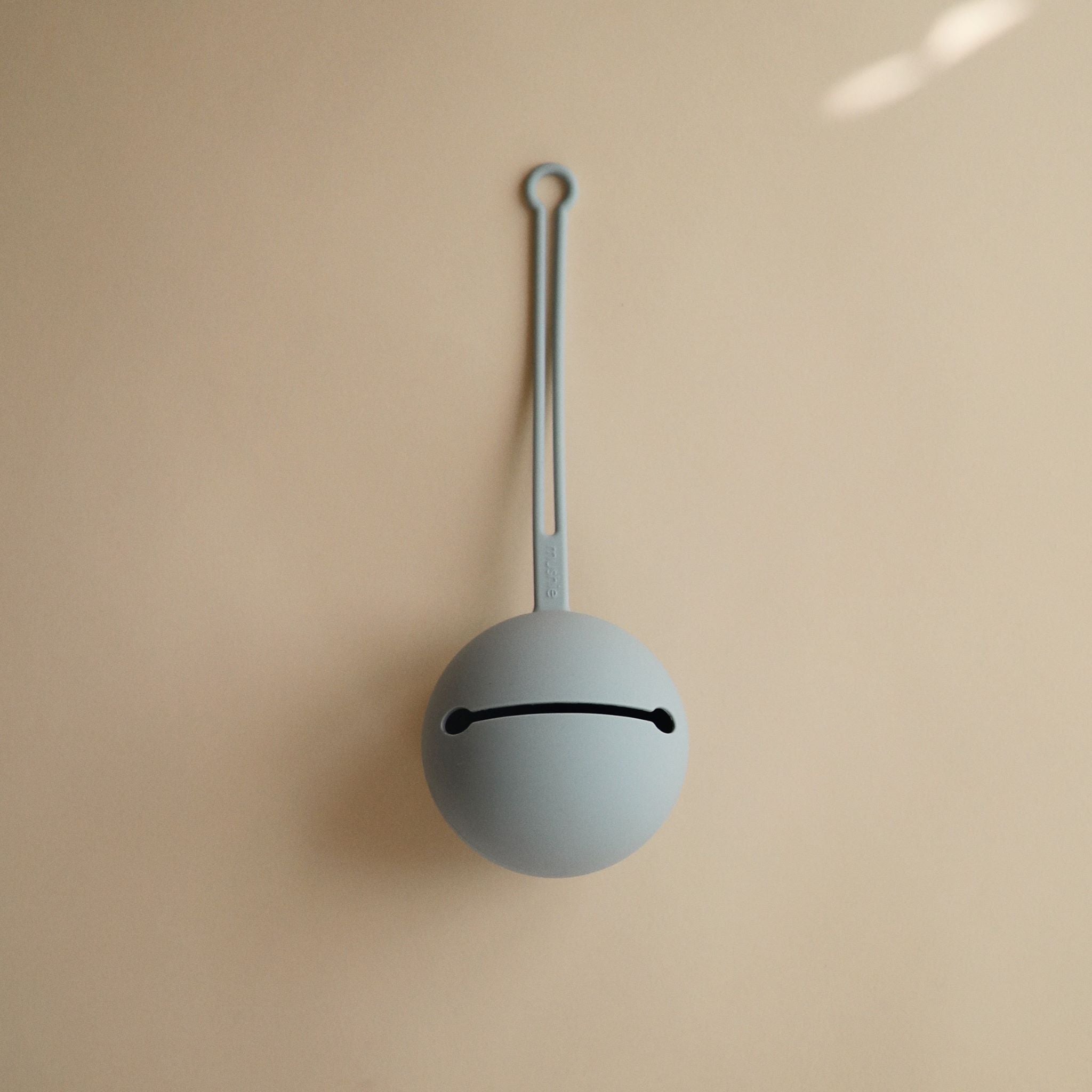 Mushie cumitartó világoskék árnyalatban - akár három cumi is belefér - pippadu