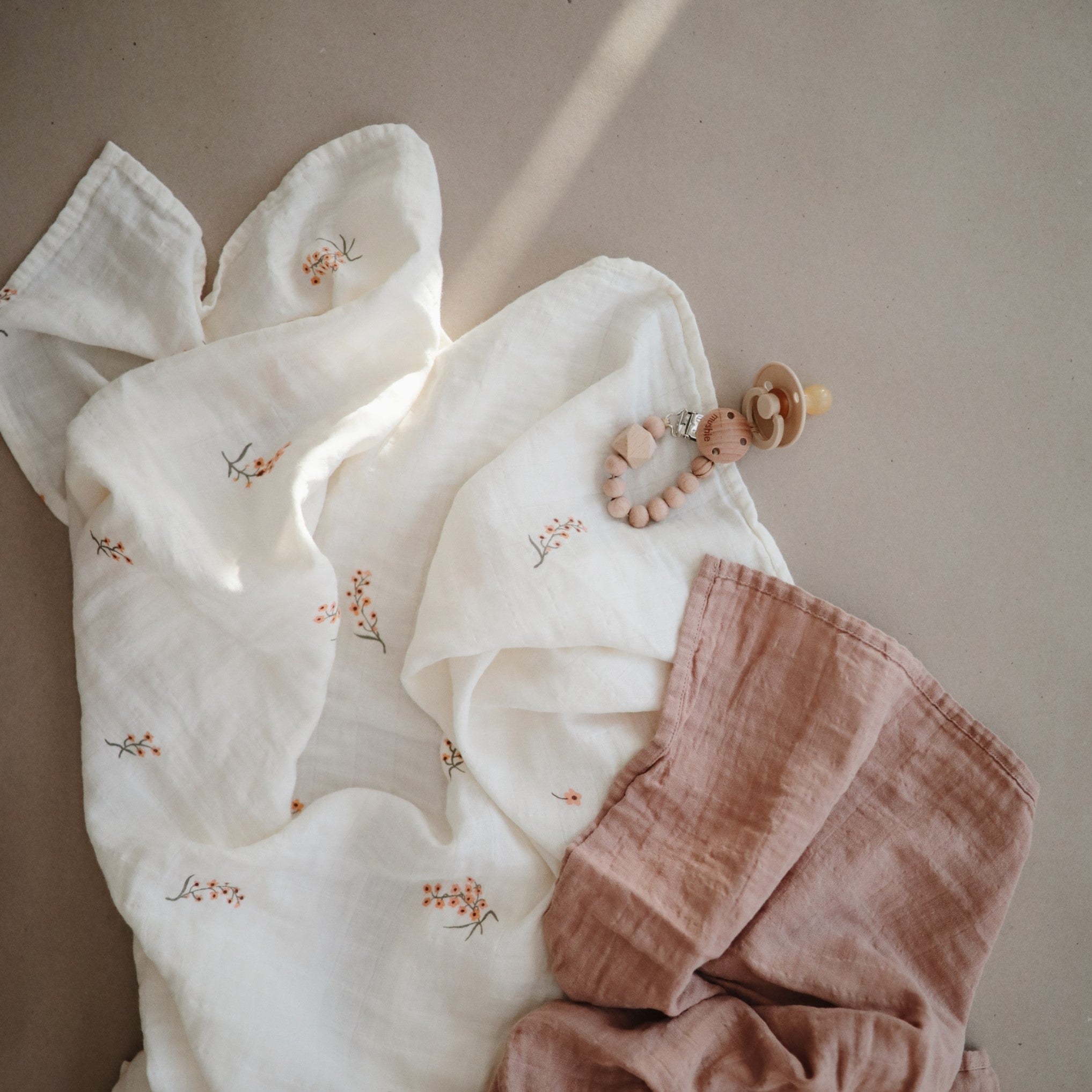 Muszlin pólya a mushie márkától a pippadu polcain cédrus színben is