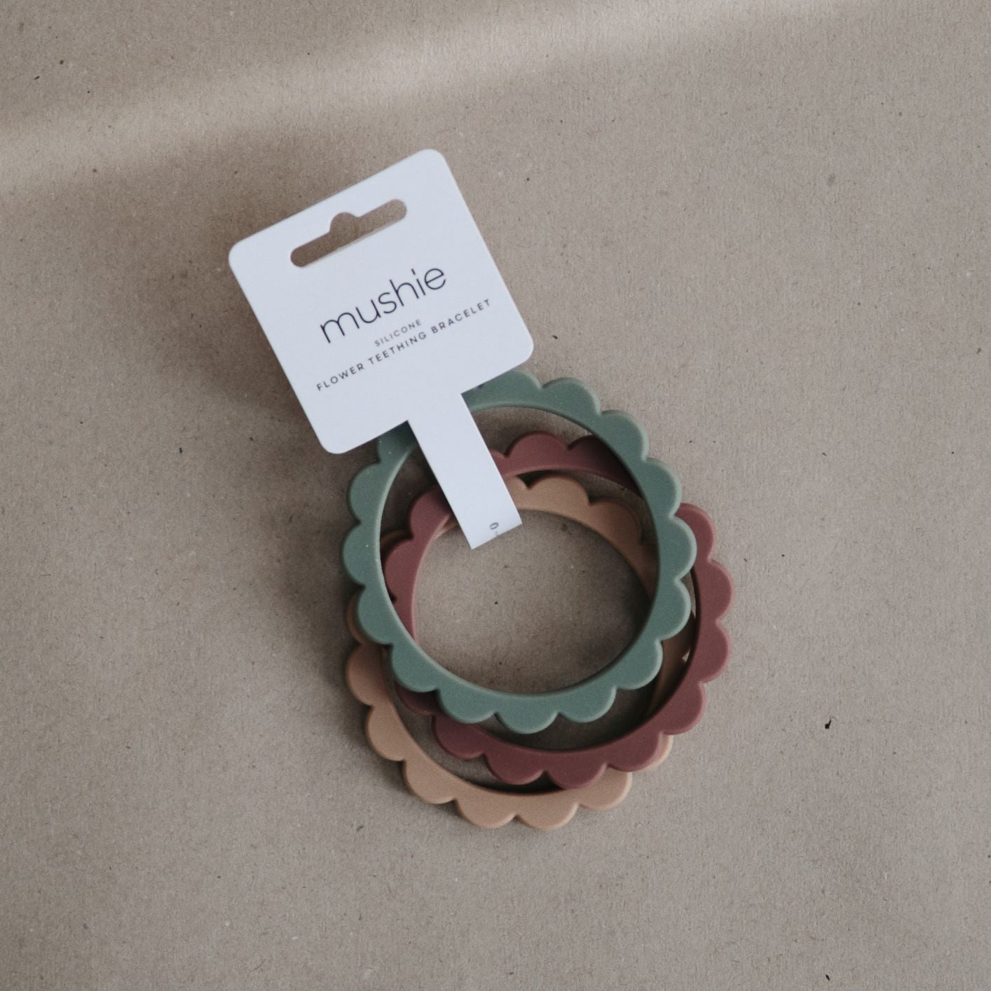 Virágos rágóka - kakukkfű-bordó-bézs színben - mushie - pippadu