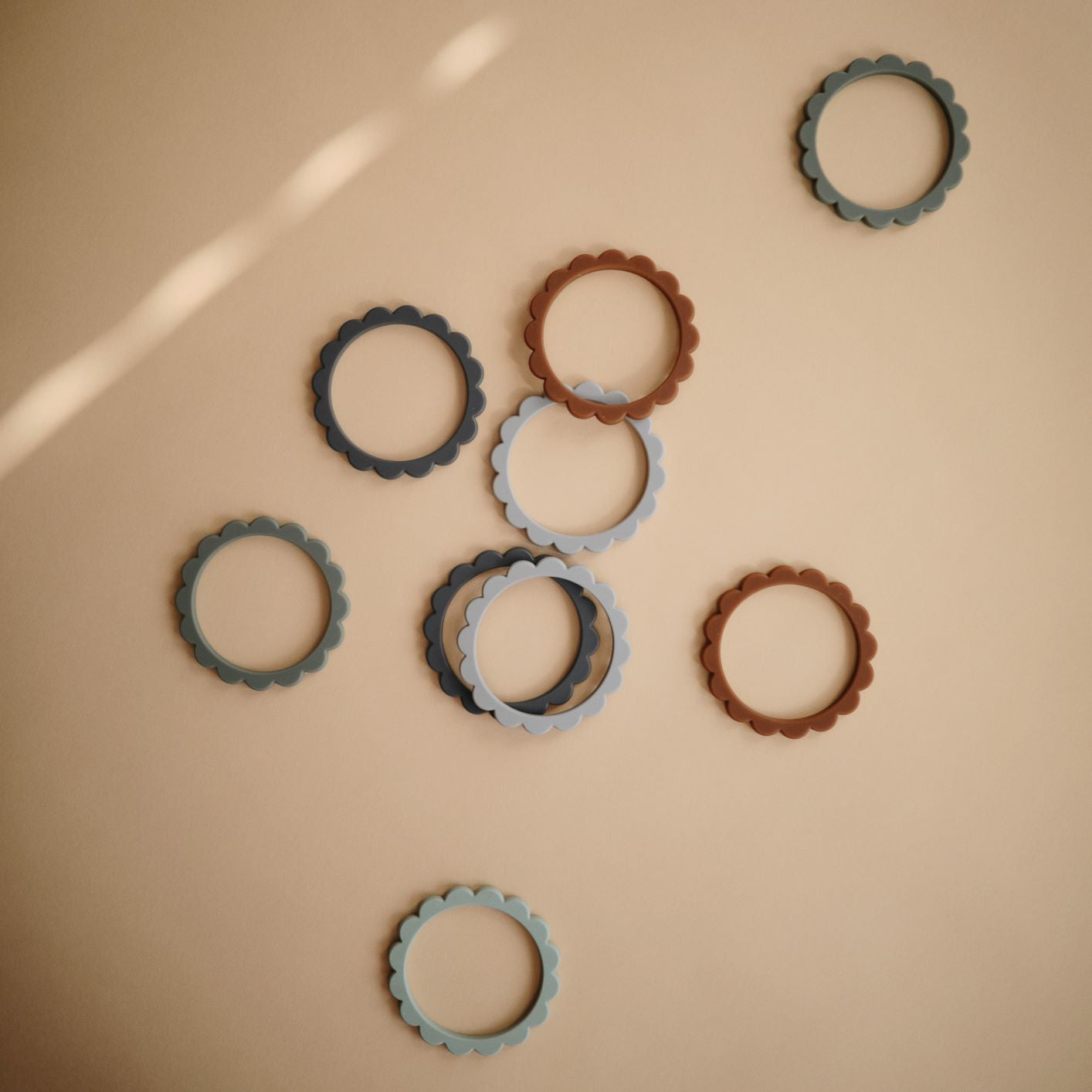 Virágos rágóka - kakukkfű-bordó-bézs színben - pippadu - mushie márka