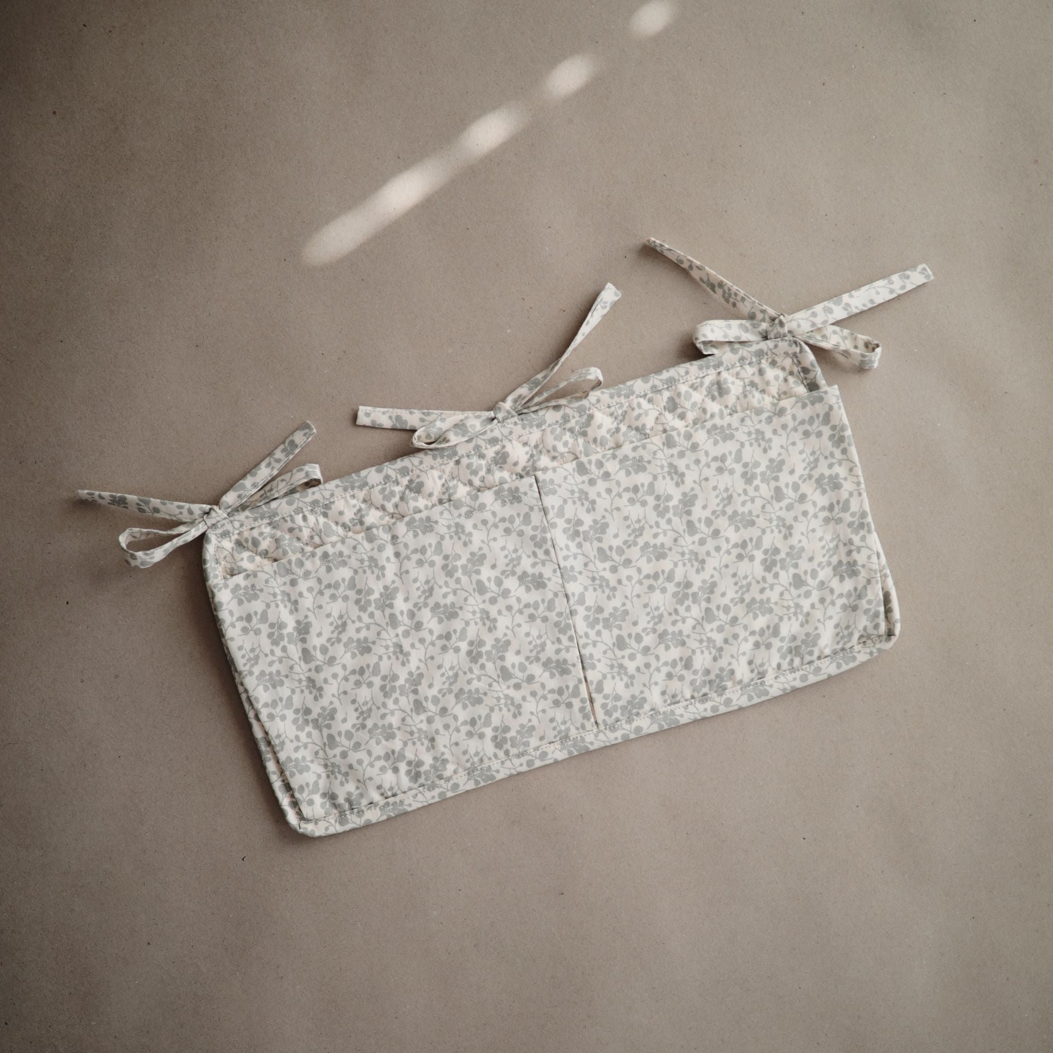 Zsebes tároló a pippadunál - eukaliptusz - mushie márka