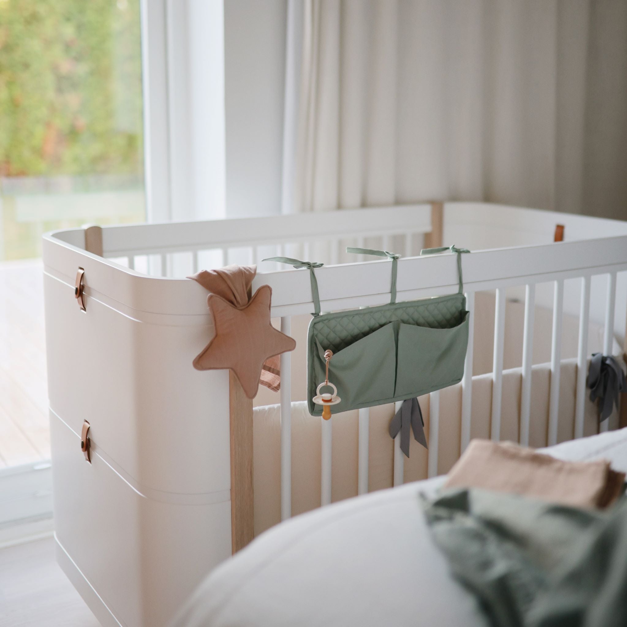 Zsebes tároló kiságyra terra színben - mushie márka - www.pippadu.hu