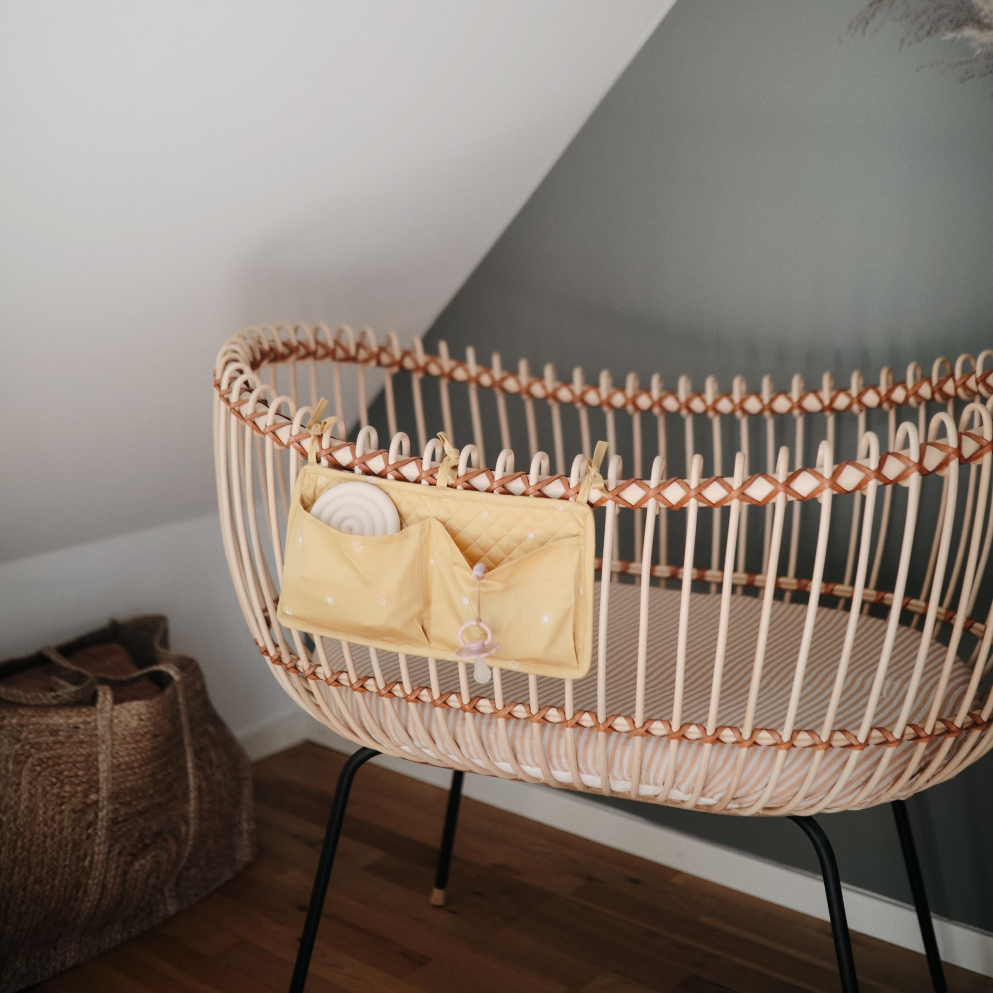 Zsebes tároló kiságyra - napocska minta - pippadu - mushie amerikai márka