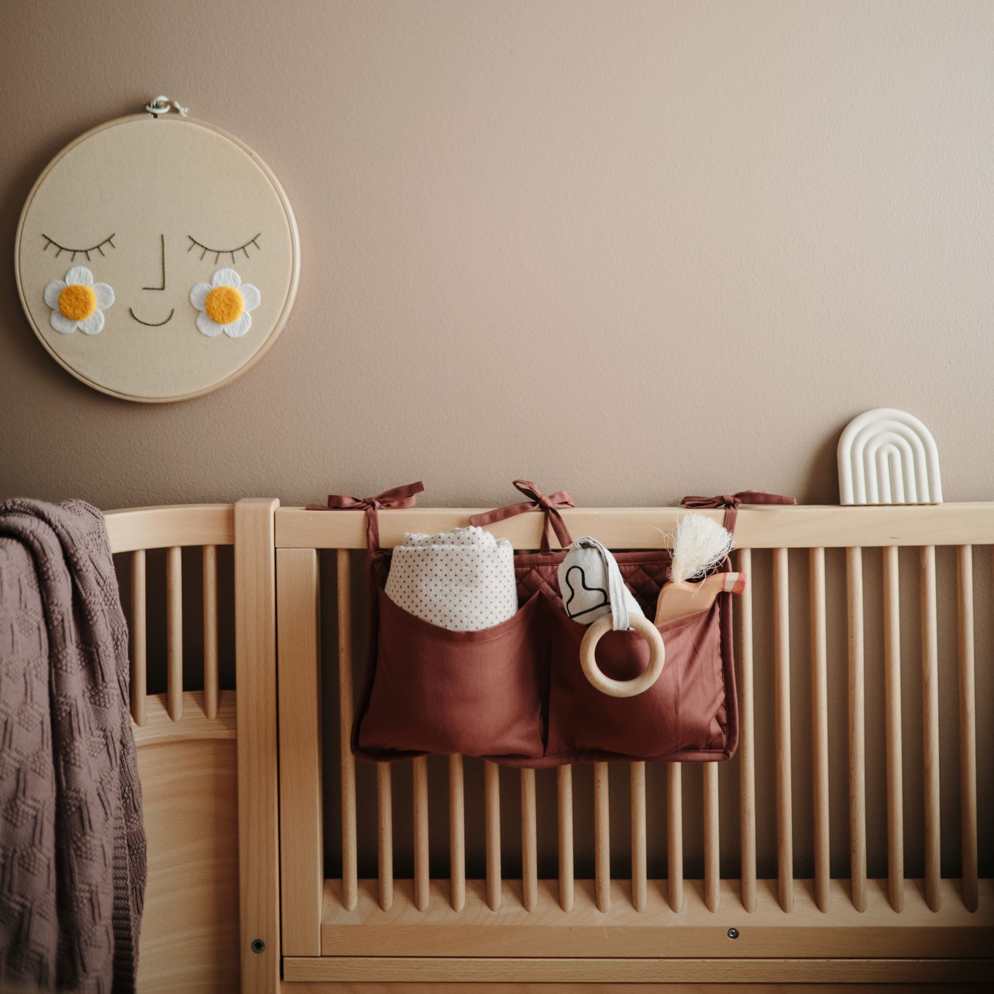 Zsebes tároló kiságyra terra színben - mushie - pippadu