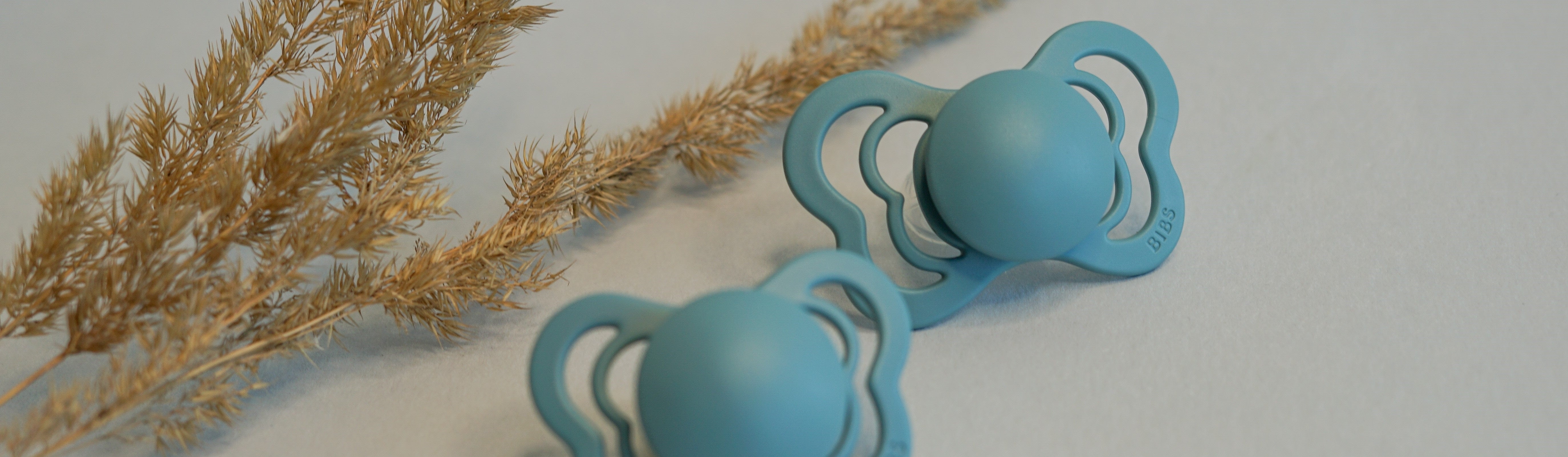 BIBS Couture cumi a pippadunál! Anatómiai, fogszabályzós forma - natúrkaucsuk cumifej.