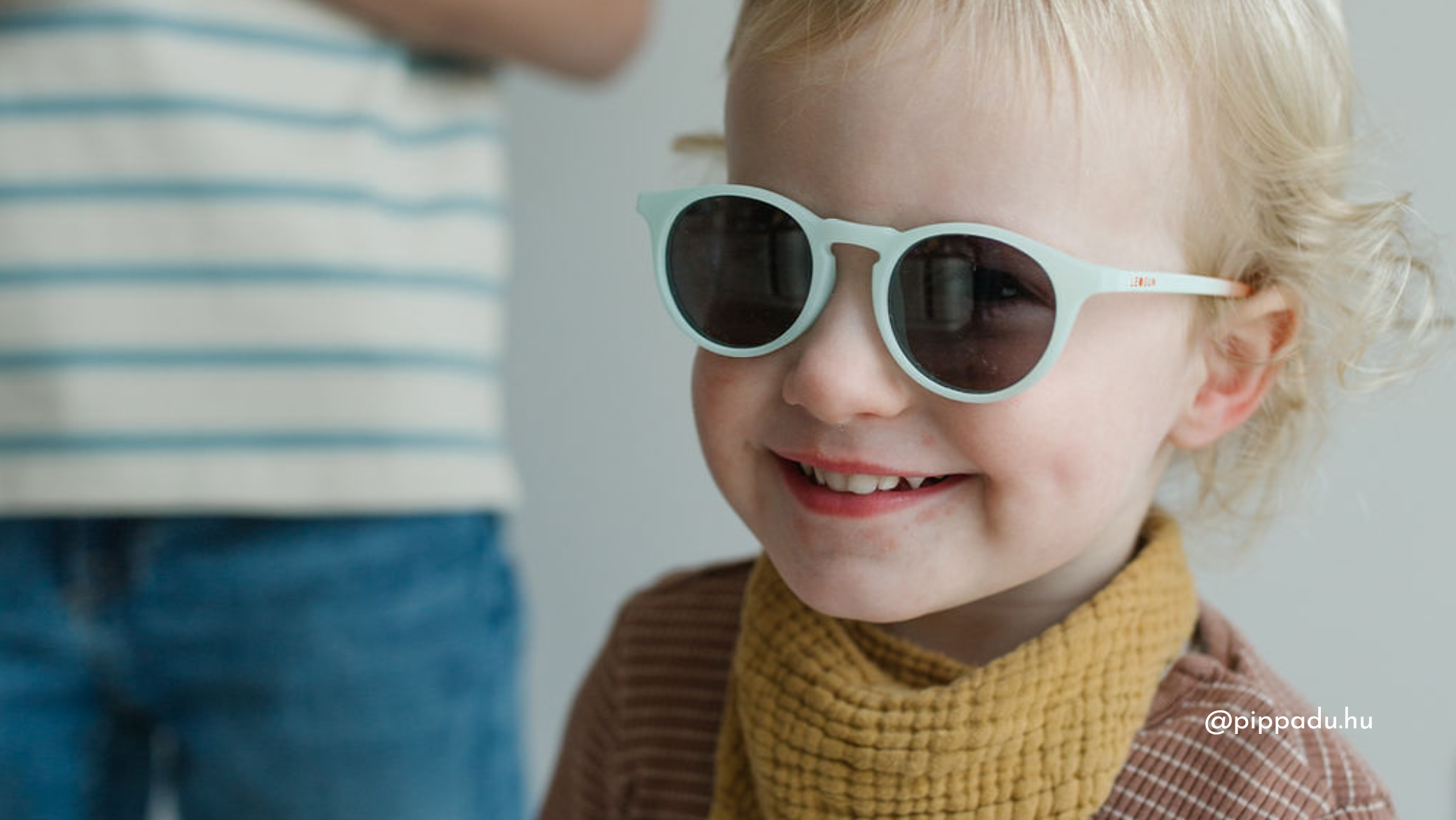 Szőke kisfiú kék napszemüvegben - pippadu.hu