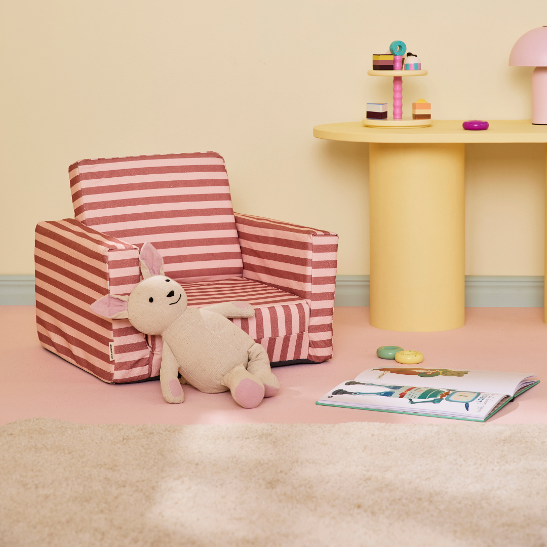 Stílusos és praktikus Kid's Concept kinyitható rózsaszín fotel a gyerekszobában elhelyezve