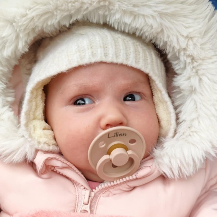 Kislány nevesített BIBS Colour cumival a szájában