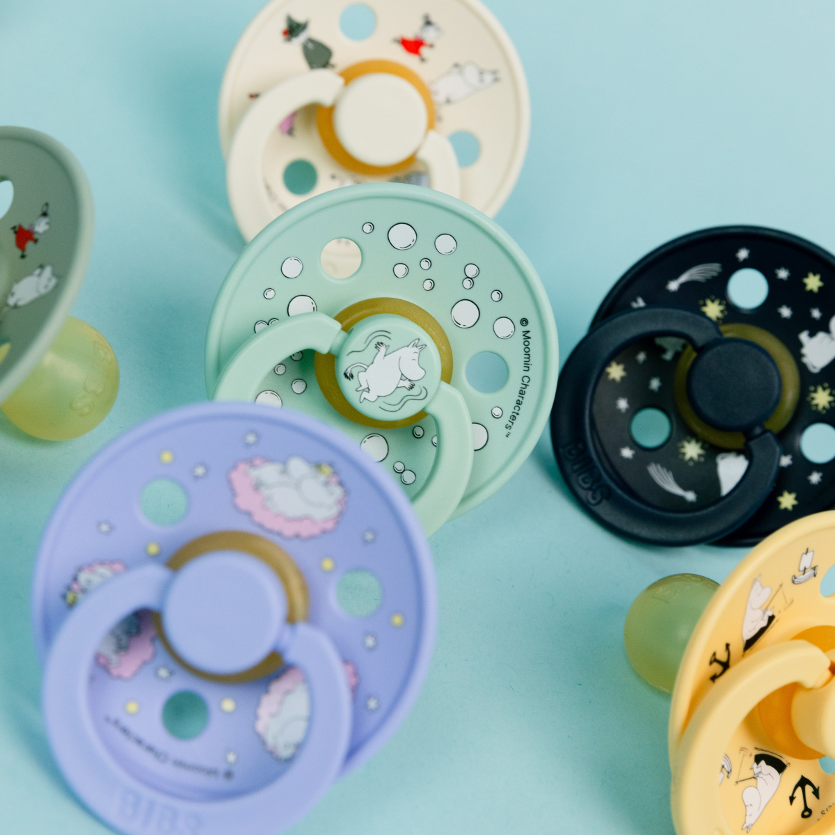 BIBS x Mumin cumik - minőség és stílus találkozása, játékos minták, varázslatos színek natúr kaucsuk, csereznye formájú cumipajzsokon