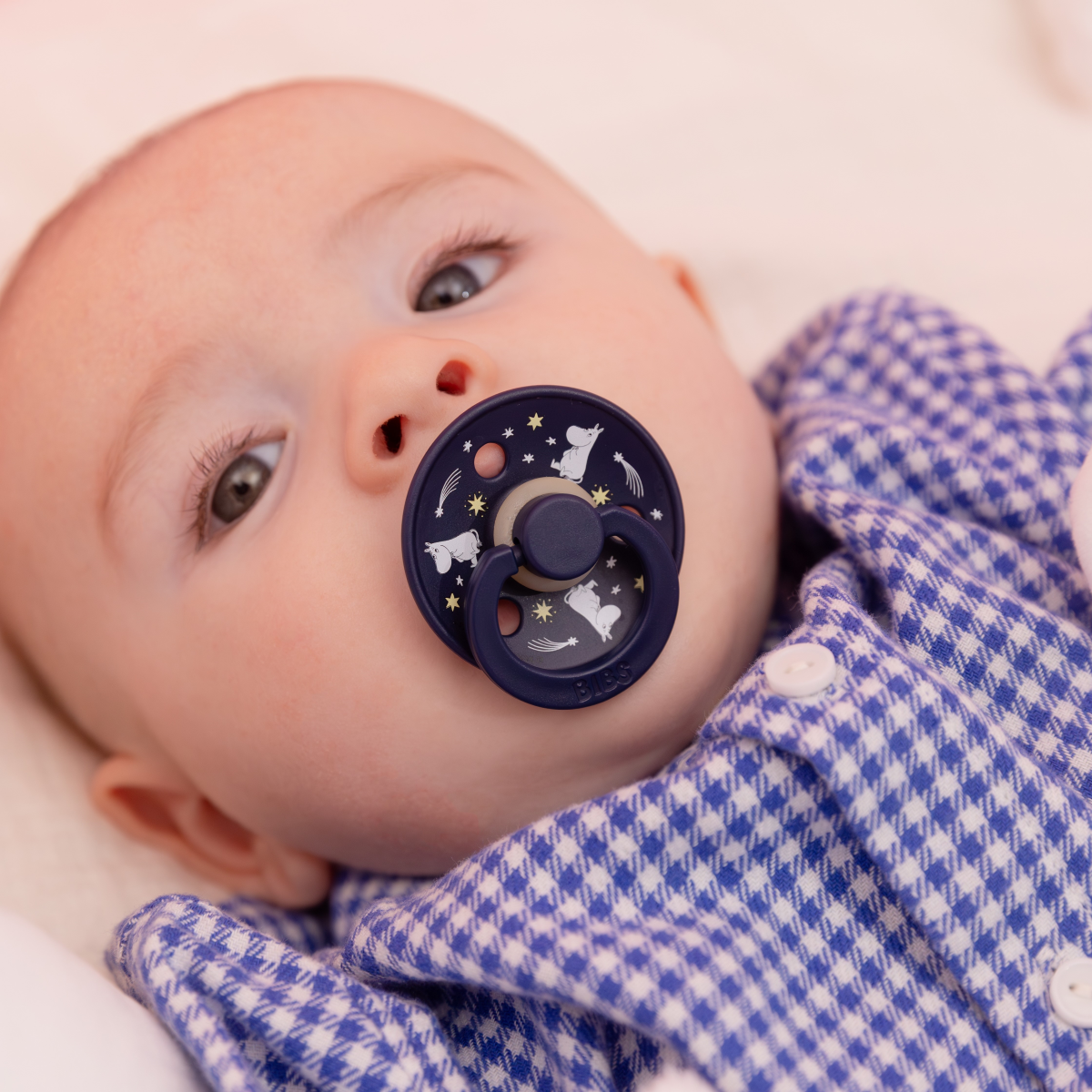 Kisbaba BIBSXMumin cumival sötétkék szín, csillag minták, cseresznye cumi