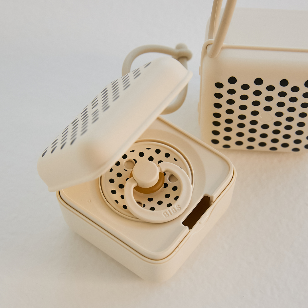 BIBS Studio Polka cumitartó (krémfehér/fekete)