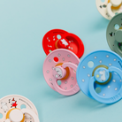 BIBS x Mumin cumik - minőség és stílus találkozása, játékos minták, varázslatos színek natúr kaucsuk, csereznye formájú cumipajzsokon