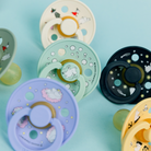 BIBS x Mumin cumik - minőség és stílus találkozása, játékos minták, varázslatos színek natúr kaucsuk, csereznye formájú cumipajzsokon