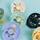 BIBS x Mumin cumik - minőség és stílus találkozása, játékos minták, varázslatos színek natúr kaucsuk, csereznye formájú cumipajzsokon