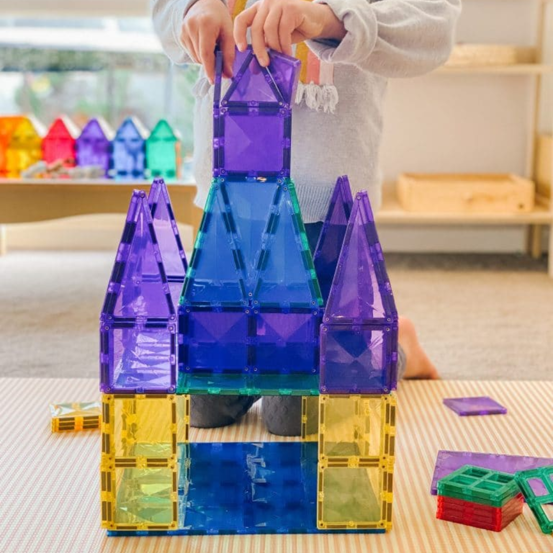 CONNETIX mágneses építőjáték Base Plate csomaggal épült vár szivárvány színekben