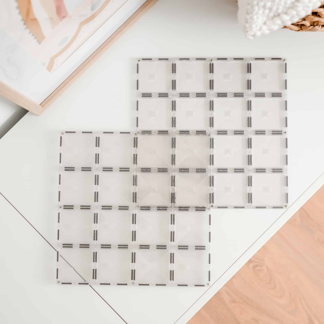 Két átlátszó CONNETIX mágneses alaplap egymás mellett, 30×30 cm méretben