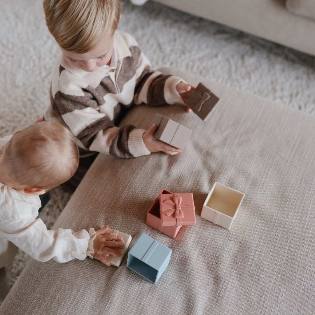 Ajándék formájú fürdőjáték a Mushie márkától gyerekeknek