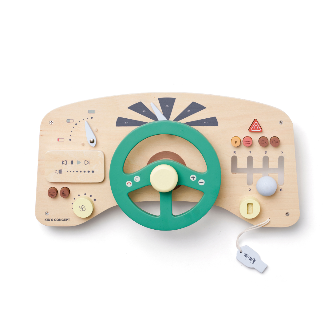 Fából készült Kid's Concept autós foglalkoztató tábla kormánykerékkel és műszerfal elemekkel