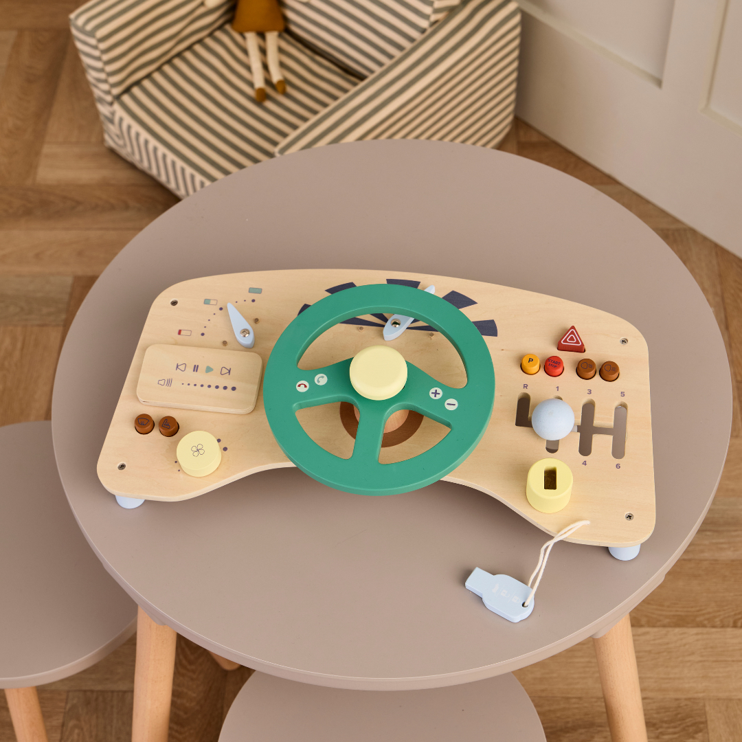 Kid's Concept autós foglalkoztató tábla: fa játék kormánnyal, dudával és gombokkal