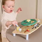 Kisfiú a Kid's Concept autós foglalkoztató táblával játszik a szobában