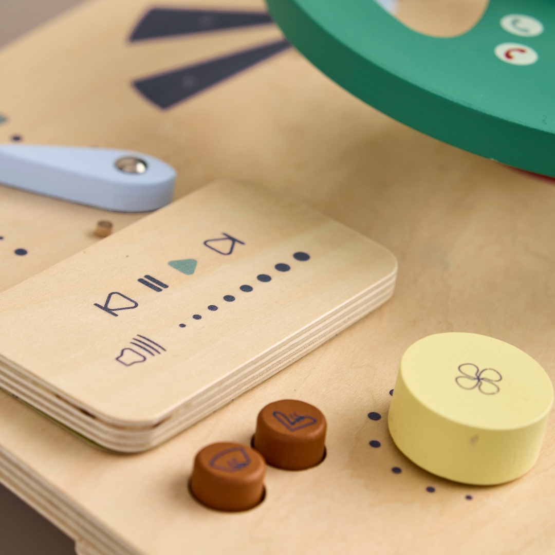 Kid's Concept autós foglalkoztató tábla közelről: kormány, sebességmérő és nyomógombok