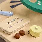 Kid's Concept autós foglalkoztató tábla közelről: kormány, sebességmérő és nyomógombok