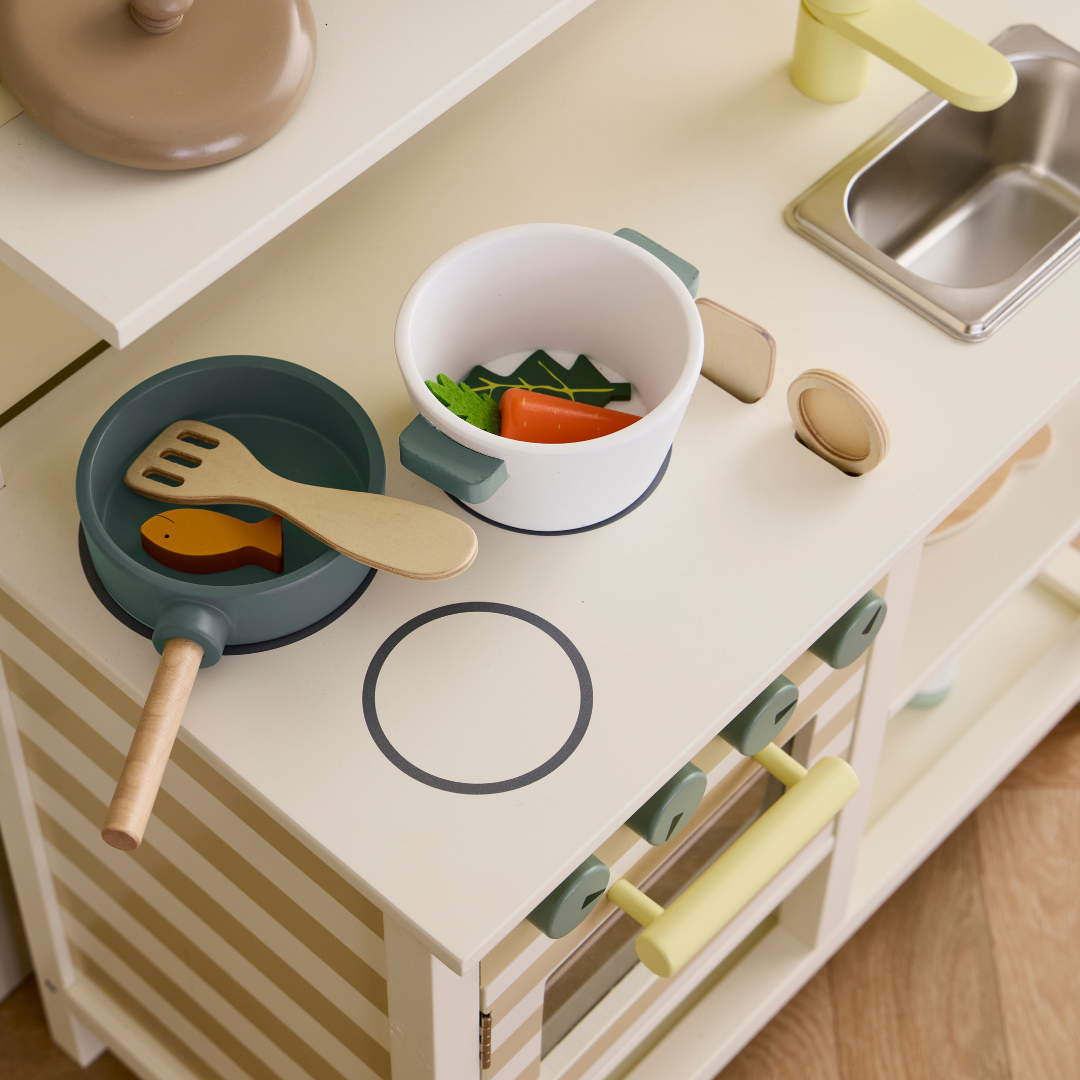 Kid's Concept gyerek konyha sütő közelről ételekkel