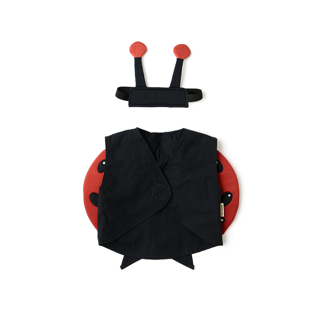 Gyerek katica jelmez piros pöttyös szárnyakkal és antennás fejpánttal